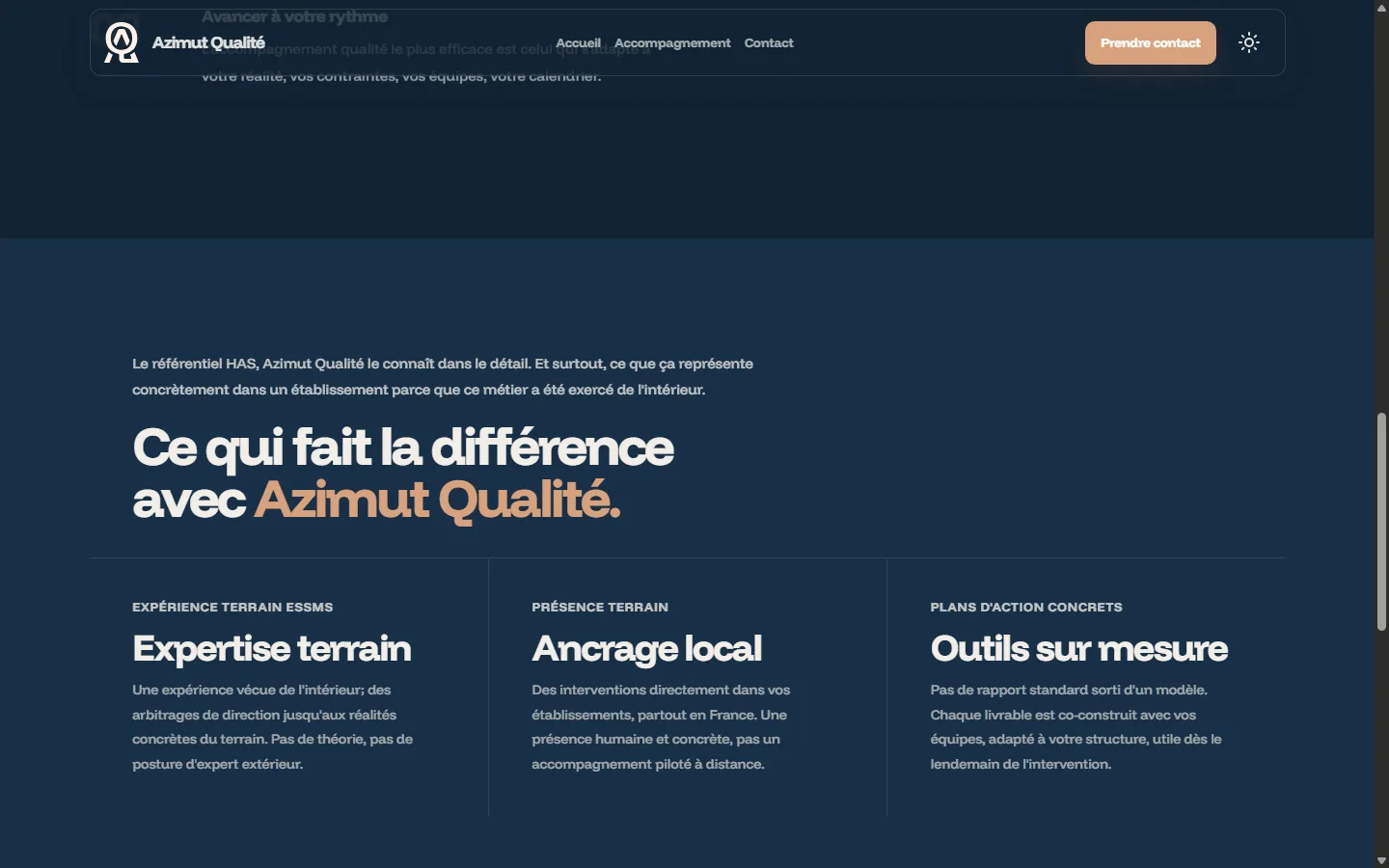 Accueil d’Azimut Qualité en thème sombre : section « Ce qui fait la différence » en trois colonnes sur fond marine.